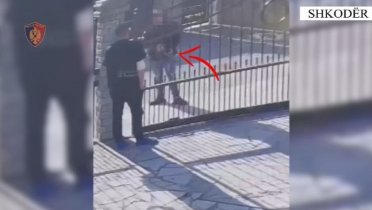 Kërcënuan një person në Shkodër, shihni VIDEO-n kur i riu i shkon me kallashnikov tek dera e shtëpisë