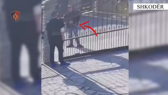 Tre të rinjtë kërcënojnë me armë një person në Shkodër, VIDEO nga momenti kur i shkojnë me kallashnikov në derën e shtëpisë! Vihen në pranga