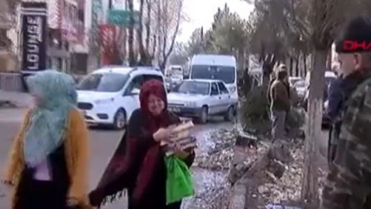 Gjithçka që i kishte mbetur, momenti kur gruaja nxjerr nga rrënojat fotografitë, shpërthen në lot (VIDEO) 
