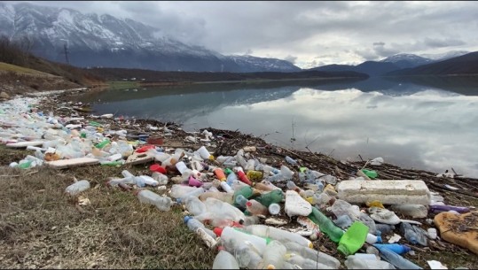 Bregu i liqenit të Fierzës mbulohet nga mbetjet plastike