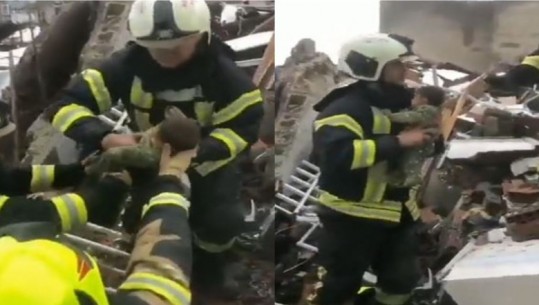 VIDEO/ Mrekulli në Turqi, pas më shumë se 40 orëve, foshnja 2 muajshe nxirret shëndoshë e mirë nga rrënojat