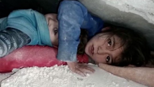 E trishtë/ Fjalët prekëse e vajzës në Siri që po mbronte të vëllanë nën rrënoja: Më shpëtoni dhe do bëhet shërbëtorja juaj
