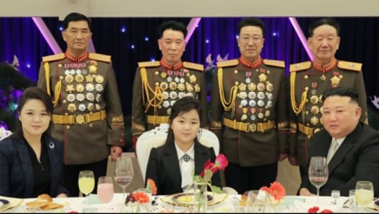 Kim Jong Un shfaqet për herë të parë me vajzën dhe gruan në një banket ushtarak, mesazhi i fshehtë që përcjell (FOTO)