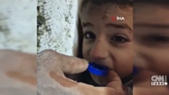 Prekëse në Siri, 45 orë nën rrënoja, shihni VIDEO-n si i japin ujë djalit për të pirë me tapën e shishes