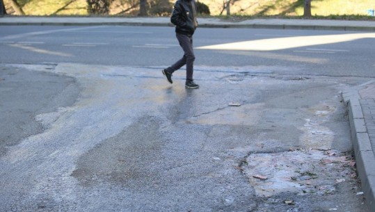 ‘Ngrin’ Tirana, qytetarët lëvizin në vështirësi në rrugët me akull