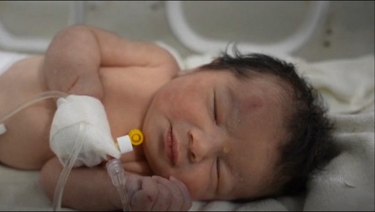 Historia e foshnjës në Siri që lindi mes rrënojave të tërmetit! E sapolindura, e vetmja e mbijetuar në familjen me 7 anëtarë