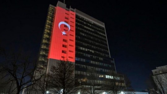 Kosova në ditë zie kombëtare, ndërtesa e qeverisë ndriçohet me flamurin e Turqisë