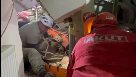VIDEO/ Ekipet e shpëtimit të Kosovës nxjerrin të gjallë nga rrënojat nënën dhe të bijën 2 vjeçare