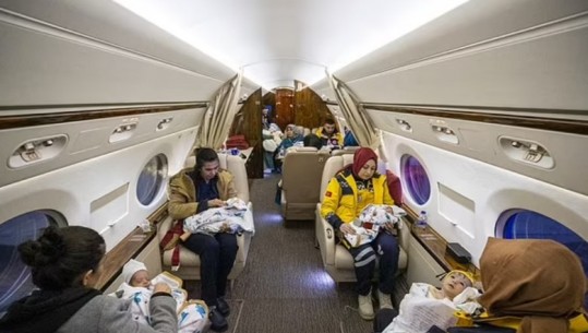 16 foshnje që mbetën jetime nga tërmeti në Turqi, Erdogan i transporton në Ankara me avionin e tij privat  