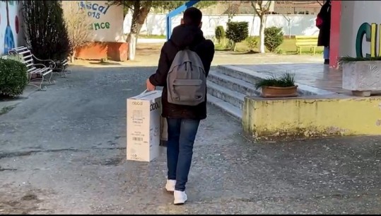 Elbasan/ Gjimnazi pa ngrohje, nxënësit blejnë reflektorë! Të vegjlit për Report Tv s’i kursejnë batutat: Na mbetet të përqafohemi për tu ngrohur