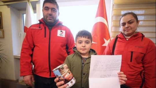 Djali 9-vjeçar dhuron kursimet e tij për të mbijetuarit e tërmetit në Turqi: Është në rregull nëse nuk blej çokollatë, fëmijët janë të  uritur