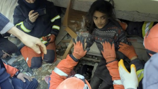 84 orë nën rrënoja, shpëtohet një vajzë e vogël në Hatay! Sapo doli pyeti për prindërit e saj