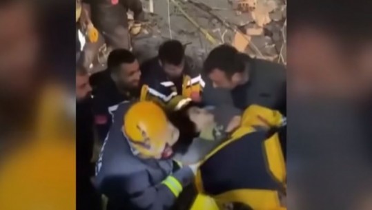 VIDEO/ Tjetër mrekulli në Turqi, pas më shumë se 90 orësh, 10 vjeçarja nxirret e gjallë nga rrënojat! Gjëja e parë që kërkoi ishte qumështi