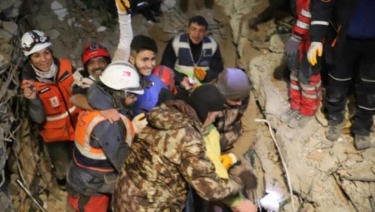 Pas 5 ditësh, nxirret i gjallë nga rrënojat 17-vjeçari në Gaziantep