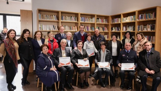 Veliaj nderon 10 punonjësit me kontributin më të gjatë në Bashkinë e Tiranës: “Të gjitha punët e mira të Tiranës i kemi bërë në skuadër”