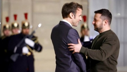 Macron i jep Zelenskyt medaljen e Nderit të Francës