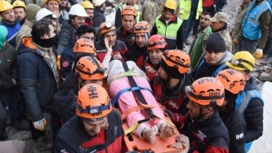 Turqi/ Familja me gjashtë anëtarë mbijeton 101 orë nën rrënoja nga tërmeti tragjik