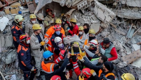 Tërmeti tragjik në Turqi, mijëra ndërtesa të shkatërruara, ekspertët: Shkak moszbatimi i ligjeve të ndërtimit