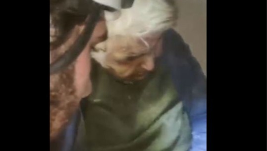 Turqi/ E moshuara 85-vjeçare shpëtohet pas 107 orësh e bllokuar në rrënoja