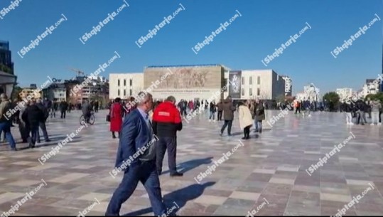 Pak minuta nga nisja e protestës shumë pak protestues në Sheshin ‘Skënderbej’ dhe selitë e dy partive politike opozitare