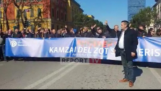 ‘Kamza i del Zot Shqipërisë’, 15 protestues shpalosin banderolën në shesh