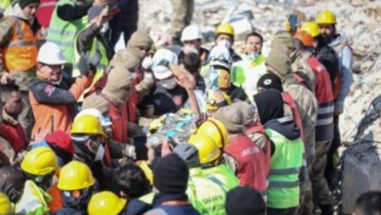 Turqi/ 13-vjeçari shpëtohet nga ndërtesa e shembur pas 128 orësh