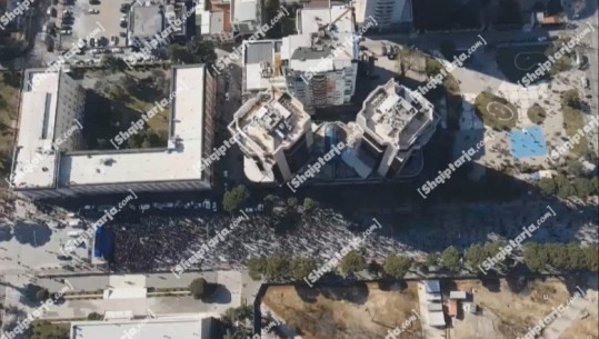 Protesta, mungon ‘uragani’, jo më shumë se 10.000 veta në shesh! Tymuese dhe shashka Kryeministrisë, Berisha marshon, Meta ikën në seli