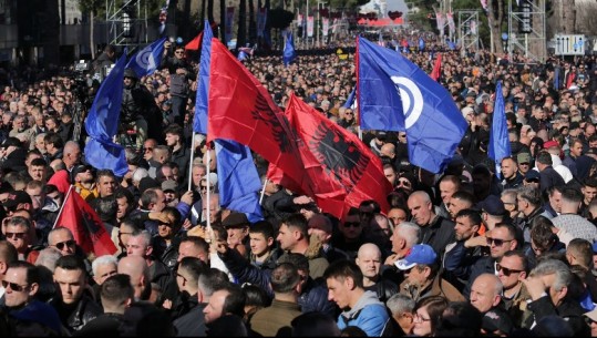 Deputeti i PD fton qytetarët në protestë: Kjo lëvizje popullore politike do jetë në ngritje! PD do rivendosë demokracinë me mjete demokratike