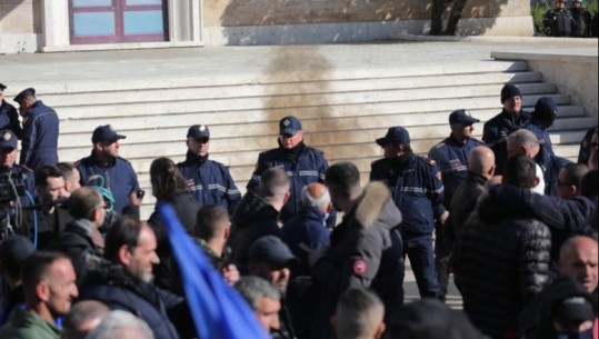 FOTO /Protesta e Berishës, hidhet një tymuese në drejtim të policisë