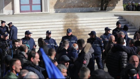 Berisha-Meta, protestë para parlamentit! 1100 forca në terren, ja rrugët e bllokuara