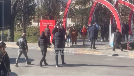 VIDEO/ Pas protestës, Shkëlzen Berisha i drejtohet selisë blu