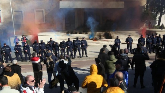 Protesta e thirrur nga Berisha, 3 të shoqëruar nga policia për incidentet