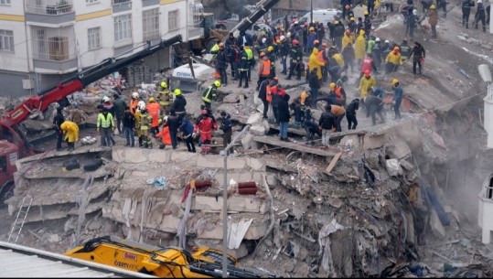 Ekipet e kërkimit nga Kosova shpëtojnë 3 vjeçaren nga rrënojat e ndërtesës në Turqi (VIDEO)