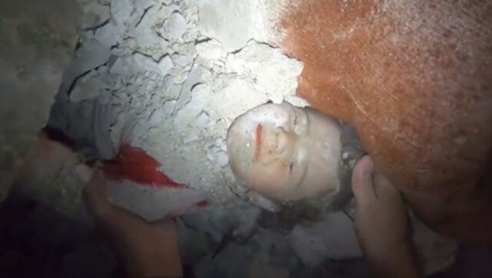 VIDEO/ Del e gjallë nga rrënojat vajza e vogël në Siri, motra u sakrifikua për ta shpëtuar nga tërmeti i fuqishëm