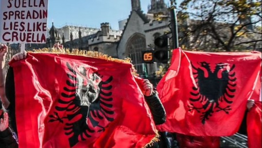 Media britanike: Vëllezërit shqiptarë që organizuan protestën në Londër ishin të dënuar! Gënjyen se ikën nga lufta në Kosovë, u dënuan për trafikim njerëzish