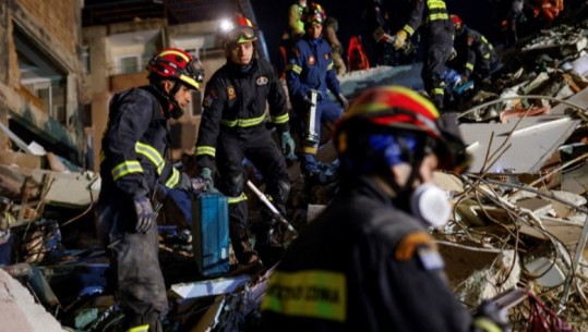 I mbijetuari nxirret nga rrënojat 167 orë pas tërmetit që goditi Turqinë, punonjësit e shpëtimit garojnë me kohën