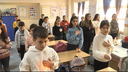 Shqipëria në ditë zie, Report Tv në një shkollë në Tiranë! Lutjet dhe mesazhet e fëmijëve, me duar në zemër e qirinj mbi banka mbajnë 1 minutë heshtje