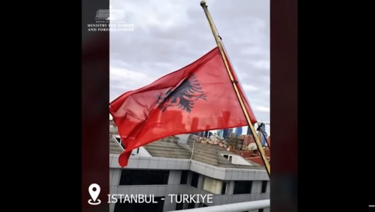 VIDEOLAJM/ Nga Tirana në Londër, flamuri shqiptar ulet në gjysmë shtizë në nderim të viktimave të tërmetit në Turqi dhe Siri