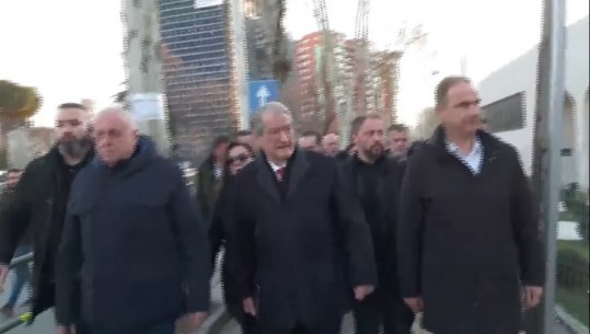 Do të marrë pjesë në seancë plenare, Berisha dhe protestuesit e mbledhur para selisë së PD nisen drejt Kuvendit 