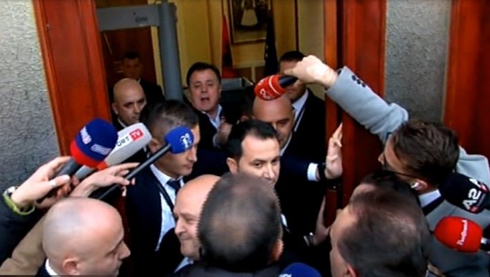 Të përjashtuar nga Kuvendi, Boçi përplaset me gardën: Nuk më është ndaluar të mos futem fizikisht, s’më lejohet vetëm të flas