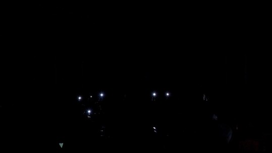 VIDEO/ Kuvendi në errësirë, ikin dritat për shkak të defektit të UPS! Ndërpritet për disa minuta seanca 