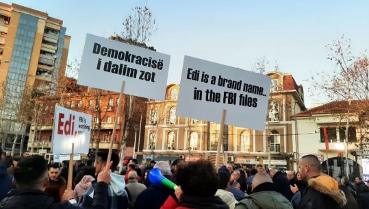 FOTOGALERIA/ Pankartat, ja mesazhet e protestuesve të Berishës para parlamentit