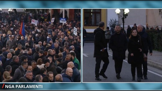 Të përjashtuar nga Kuvendi, deputetët e Berishës zmbrapsen pasi garda s’i lejoji të futen! Nisen drejt protestës