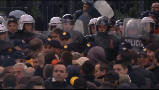 VIDEO/ Përplasje jashtë Kuvendit, protestuesit tentojnë të çajnë kordonin policor! Hedhin shashka e tymuese