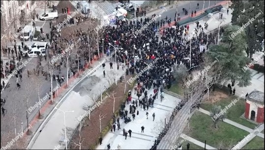 Report Tv sjell pamje me dron, vetëm disa qindra vetë pjesëmarrja në protestën e Berishës (VIDEO)