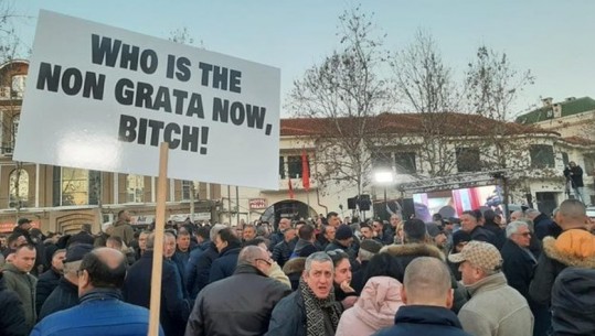 FOTOT/ 'Po tani, kush është non grata o ku*vë': Protestuesit e Berishës, pankarta kundër SHBA