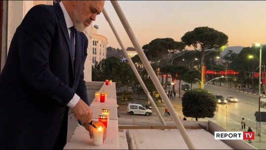 VIDEOLAJM/ Rama ndez një qiri në dritaren e Kryeministrisë në nder të viktimave në Turqi