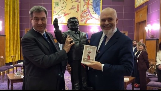 Rama nderon kryeministrin bavarez me Yllin e Heroit Kombëtar! Dhuratat e veçanta që shkëmbyen (VIDEO)