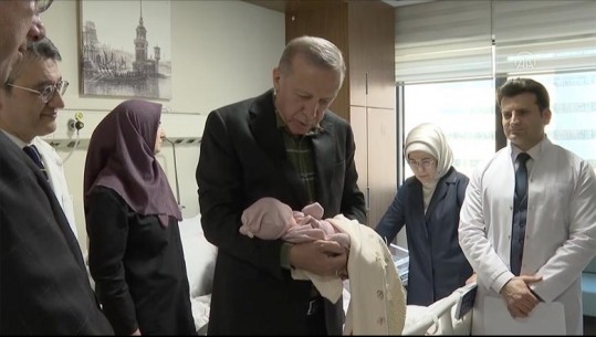 Erdogan merr në krahë vajzën që lindi pas tërmetit shkatërrues në Turqi, i këndon ezanin dhe i vendos emrin (VIDEO)