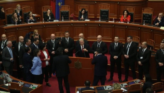 Kaosi në seancën plenare, PS kërkon përjashtimin me 10 ditë nga Kuvendi të Berishës, Nokës, Këlliçit dhe Palokës